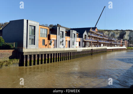 Waterfront Häuser gebaut auf Aue in Lewes, UK Stockfoto
