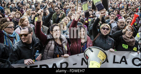 Barcelona, Katalonien, Spanien. 2. Februar 2016. U-Bahn-Beschäftigten protestieren vor Barcelonas Rathaus Parolen schreien, wie sie gegen Arbeit Reformen Credit zuschlagen: Matthias Oesterle/ZUMA Draht/Alamy Live News Stockfoto