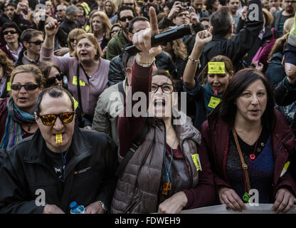 Barcelona, Katalonien, Spanien. 2. Februar 2016. U-Bahn-Beschäftigten protestieren vor Barcelonas Rathaus Parolen schreien, wie sie gegen Arbeit Reformen Credit zuschlagen: Matthias Oesterle/ZUMA Draht/Alamy Live News Stockfoto