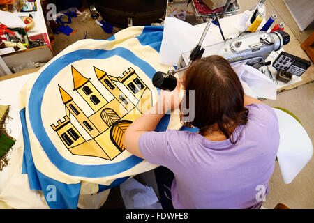 Ein Mitarbeiter arbeitet auf einem Karnevalsbanner in der Werkstatt von FW-Creativ Stickerei, traditioneller Hersteller von Karnevalskostümen in Marktleugast, Deutschland, 27. Januar 2016. Das Unternehmen fertigt traditionelle Karneval und Hüte für Karneval Vereine und ihre Feste im gesamten Bundesgebiet, einschließlich der offiziellen Wimpel für die deutsche Fußball-Bund DFB Narren.  Foto: Nicolas Armer/dpa Stockfoto