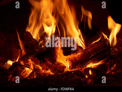Rot und Orange, knisterndes Feuer aus der Verbrennung von Holz Stockfoto