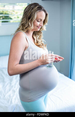 Schwangere Frau eine Pille Stockfoto