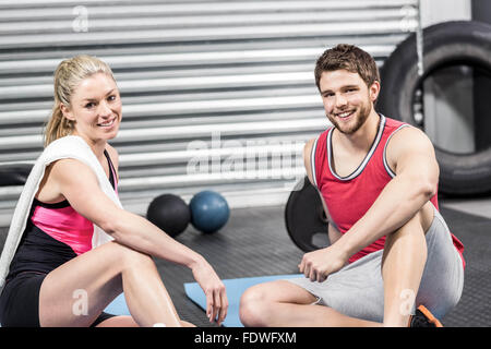 Paar, sitzen auf Fitness-Matte Stockfoto