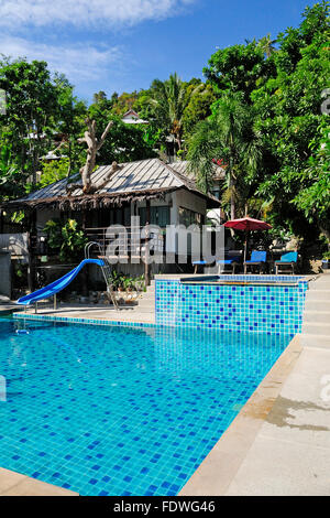 die Seite eines Schwimmbades auf Salat Beach Resort auf Koh Phangan Thailand Stockfoto