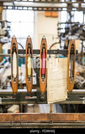 Hölzerne Weaving Shuttles auf einem Webstuhl in Bradford Industrial Museum, Bradford, West Yorkshire, Großbritannien. Stockfoto