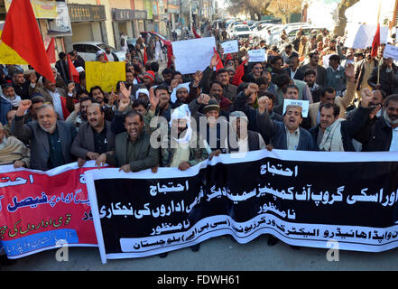 Mitglieder des Hauptausschusses Aktion protestieren gegen Privatisierung der Pakistan International Airlines und WAPDA während der Demonstration in Quetta am Dienstag, 2. Februar 2016. PIA und WAPDA Mitarbeiter halten Land breiten Protest Mangels Annahme ihrer Forderungen. Stockfoto