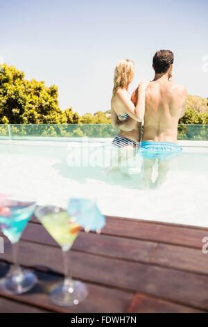 Glückliches Paar im pool Stockfoto