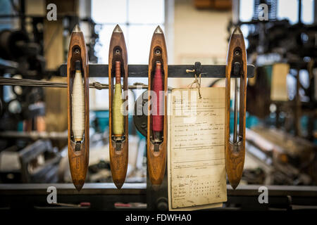 Hölzerne Weaving Shuttles auf einem Webstuhl in Bradford Industrial Museum, Bradford, West Yorkshire, Großbritannien. Stockfoto