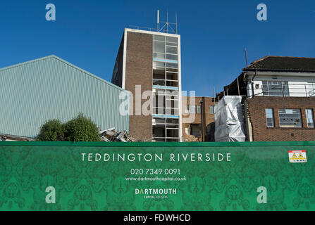 Bauzaun in den ehemaligen Teddington Studios, umgewandelt in die Häuser von Teddington am Flussufer Stockfoto