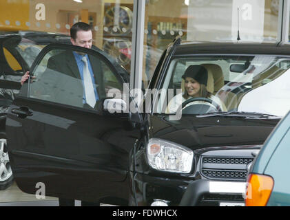 Cheryl Cole, tweedy Kauf ihr erstes Auto 6 Bilder (Kredit Bild © Jack Ludlam) Stockfoto