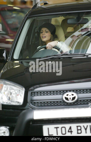 Cheryl Cole, tweedy Kauf ihr erstes Auto 6 Bilder (Kredit Bild © Jack Ludlam) Stockfoto