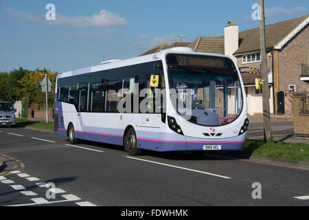 Ein Wrightbus Streetlite Bus betriebene erste Essex auf Route 21 reist durch Canvey Island auf dem Weg nach Southend Stockfoto