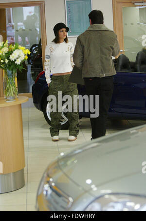 Cheryl Cole, tweedy Kauf ihr erstes Auto 6 Bilder (Kredit Bild © Jack Ludlam) Stockfoto