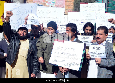 Mitglieder des Hauptausschusses Aktion protestieren gegen Privatisierung der Pakistan International Airlines und WAPDA während der Demonstration in Quetta am Dienstag, 2. Februar 2016. PIA und WAPDA Mitarbeiter halten Land breiten Protest Mangels Annahme ihrer Forderungen. Stockfoto