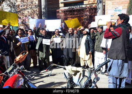 Mitglieder des Hauptausschusses Aktion protestieren gegen Privatisierung der Pakistan International Airlines und WAPDA während der Demonstration in Quetta am Dienstag, 2. Februar 2016. PIA und WAPDA Mitarbeiter halten Land breiten Protest Mangels Annahme ihrer Forderungen. Stockfoto