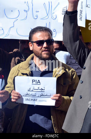 Mitglieder des Hauptausschusses Aktion protestieren gegen Privatisierung der Pakistan International Airlines und WAPDA während der Demonstration in Quetta am Dienstag, 2. Februar 2016. PIA und WAPDA Mitarbeiter halten Land breiten Protest Mangels Annahme ihrer Forderungen. Stockfoto