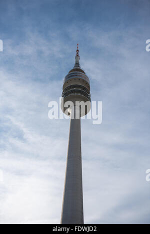 Fernsehturm in München vor blauem Himmel Stockfoto