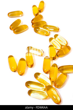 Omega-3 Kabeljau Leber Öl Nahrungsergänzungsmittel Kapseln mit Omega-3 Fettsäure, Vitamin A und D isoliert auf weißem Hintergrund Stockfoto