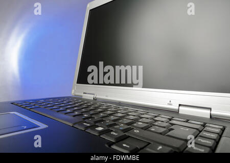 Moderne Laptop mit leeren copyspace Nahaufnahme Low Angle View mit blauen Hintergrund Model Release: Nein Property Release: Nein. Stockfoto