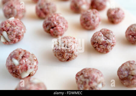 Raw hausgemachte schwedische Fleischbällchen auf Schneidebrett Model Release: Nein Property Release: Nein. Stockfoto