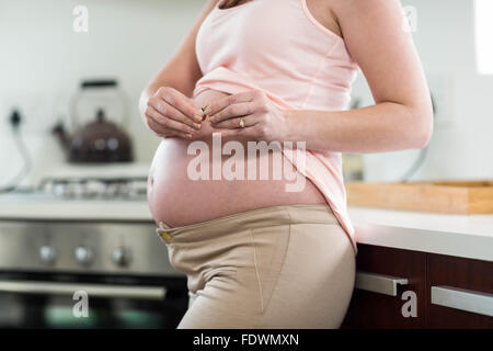 Schwangere Frau zerstören Zigarette Stockfoto