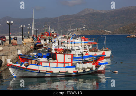 Sitia, kleinen Hafen im östlichen Teil der griechischen Insel Kreta, bunte Fischerboote im Hafen Stockfoto