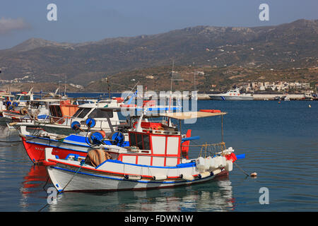 Sitia, kleinen Hafen im östlichen Teil der griechischen Insel Kreta, bunte Fischerboote im Hafen Stockfoto