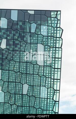 Reykjavik, Island, Mai 2014: Eine Außenansicht des Harpa Concert Hall and Conference Centre Stockfoto