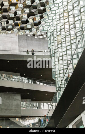 Reykjavik, Island, Mai 2014: Eine Außenansicht des Harpa Concert Hall and Conference Centre Stockfoto