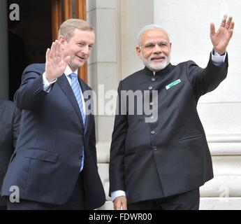 Der indische Premierminister Narendra Modi und der irische Premierminister Enda Kenny Welle bei der Ankunft in das Amt des Taoiseach 23. September 2015 in Dublin, Irland. Stockfoto