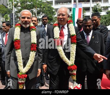 Der indische Premierminister Narendra Modi ist während der Einweihungsfeier Torana Tor 23. November 2015 in Putrajaya, Malaysia mit Girlanden von malaysische Premierminister Najib Razak begrüßt. Stockfoto