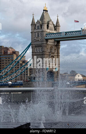 Tower Bridge London UK über die Themse von South Bank Stockfoto