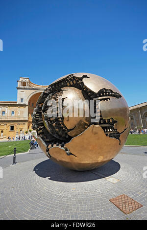 Rom Vatikan Kugel in Kugel-Skulptur von Pomodoro im Cortile della Pigna Pt Stockfoto