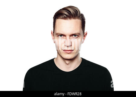 Studioaufnahme von schönen jungen Mann. Er blickt in die Kamera, er trägt ein schwarzes T-shirt. Stockfoto