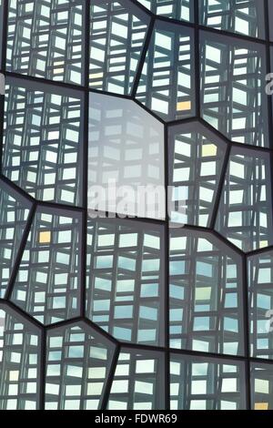 Eine Außenansicht der Glasfassade des Harpa Concert Hall and Conference Centre Stockfoto
