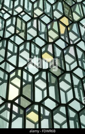 Eine Innenansicht der Glasfassade des Harpa Concert Hall and Conference Centre Stockfoto
