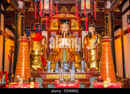 Altstadt von Shanghai, China-Altar in der Haupthalle des die Stadt Gottes Tempel, Chenghuang Miao Stockfoto