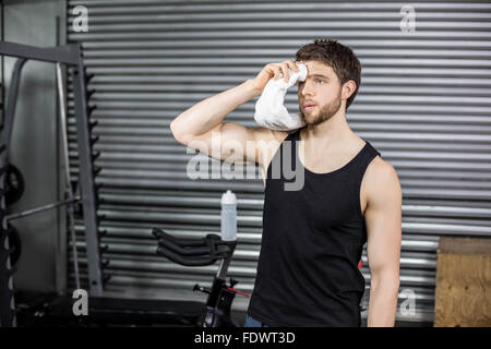 Fit Mann wischte sein Gesicht mit Handtuch Stockfoto