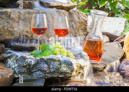 weiß und rosé-Wein im Sommergarten Stockfoto