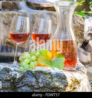 weiß und rosé-Wein im Sommergarten Stockfoto