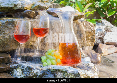 weiß und rosé-Wein im Sommergarten Stockfoto