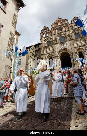 Am Fest der Himmelfahrt Pilger tragen der schwarzen Madonna aus der Kathedrale von Notre Dame, Le Puy-En-Velay, Frankreich Stockfoto