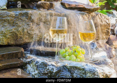 weiß und rosé-Wein im Sommergarten Stockfoto