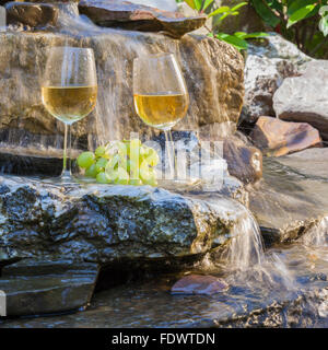 weiß und rosé-Wein im Sommergarten Stockfoto