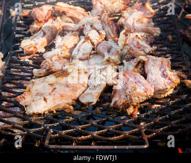 Schweinefleisch in offenem Feuer gegrillt Stockfoto