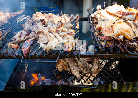 Schweinefleisch in offenem Feuer gegrillt Stockfoto