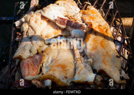 Schweinefleisch in offenem Feuer gegrillt Stockfoto