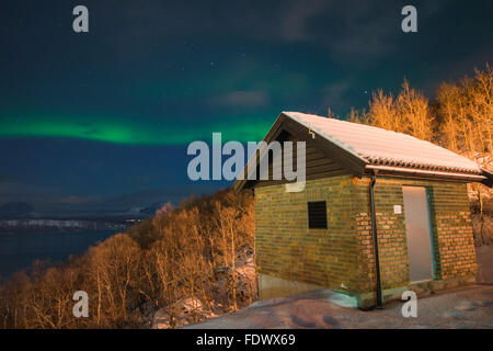 Die Aurora Borealis - Polarlichter tanzen über Narvik In Norwegen Stockfoto