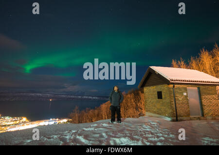 Die Aurora Borealis - Polarlichter tanzen über Narvik In Norwegen Stockfoto