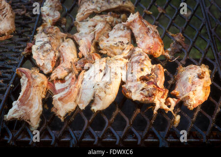 Schweinefleisch in offenem Feuer gegrillt Stockfoto